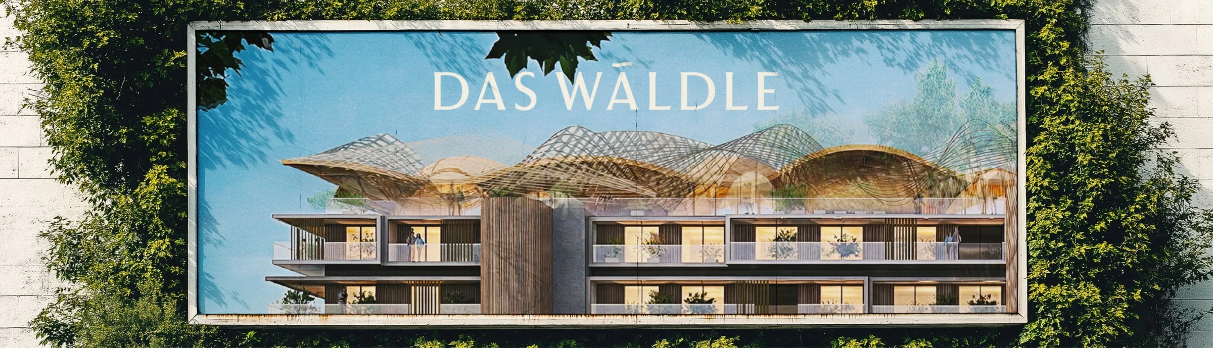 Plakatwand mit Das-Wäldle-Motiv zwischen Efeu