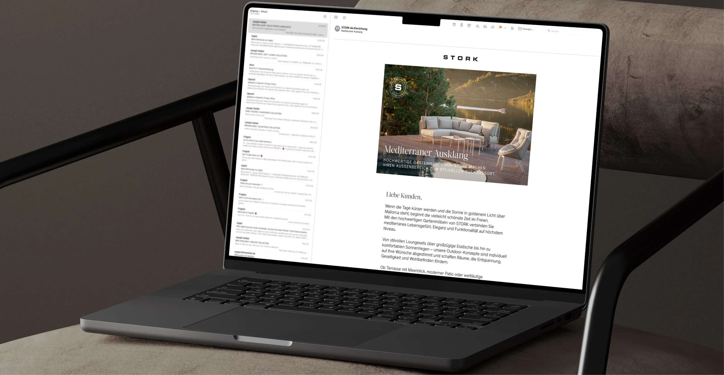 Laptop mit STORK-Newsletter „Mediterraner Ausklang“