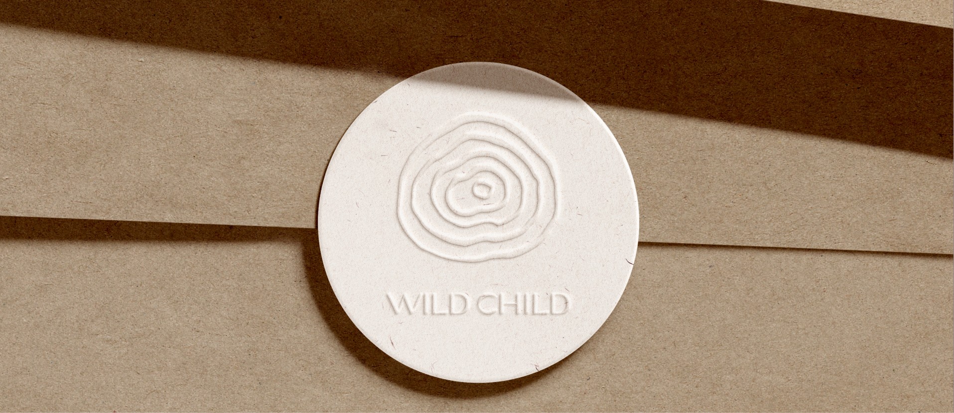 Geprägter Wild-Child-Aufkleber auf Kraftpapier