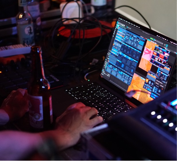 Laptop mit VJ-Software beim Live-Mixing