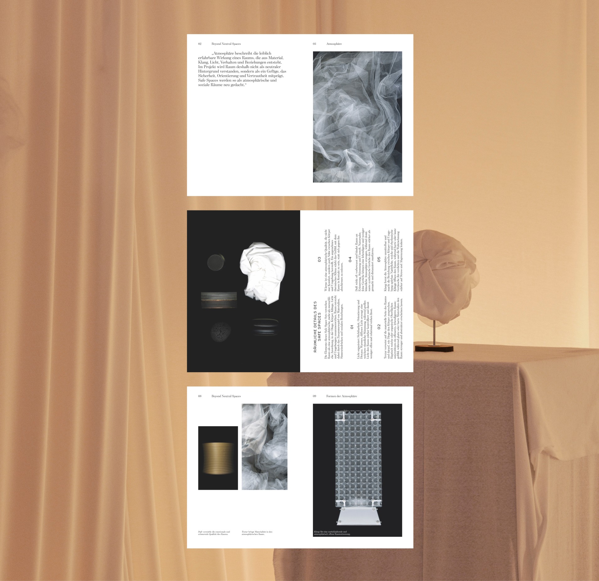 Thesis-Seiten vor einer Skulptur