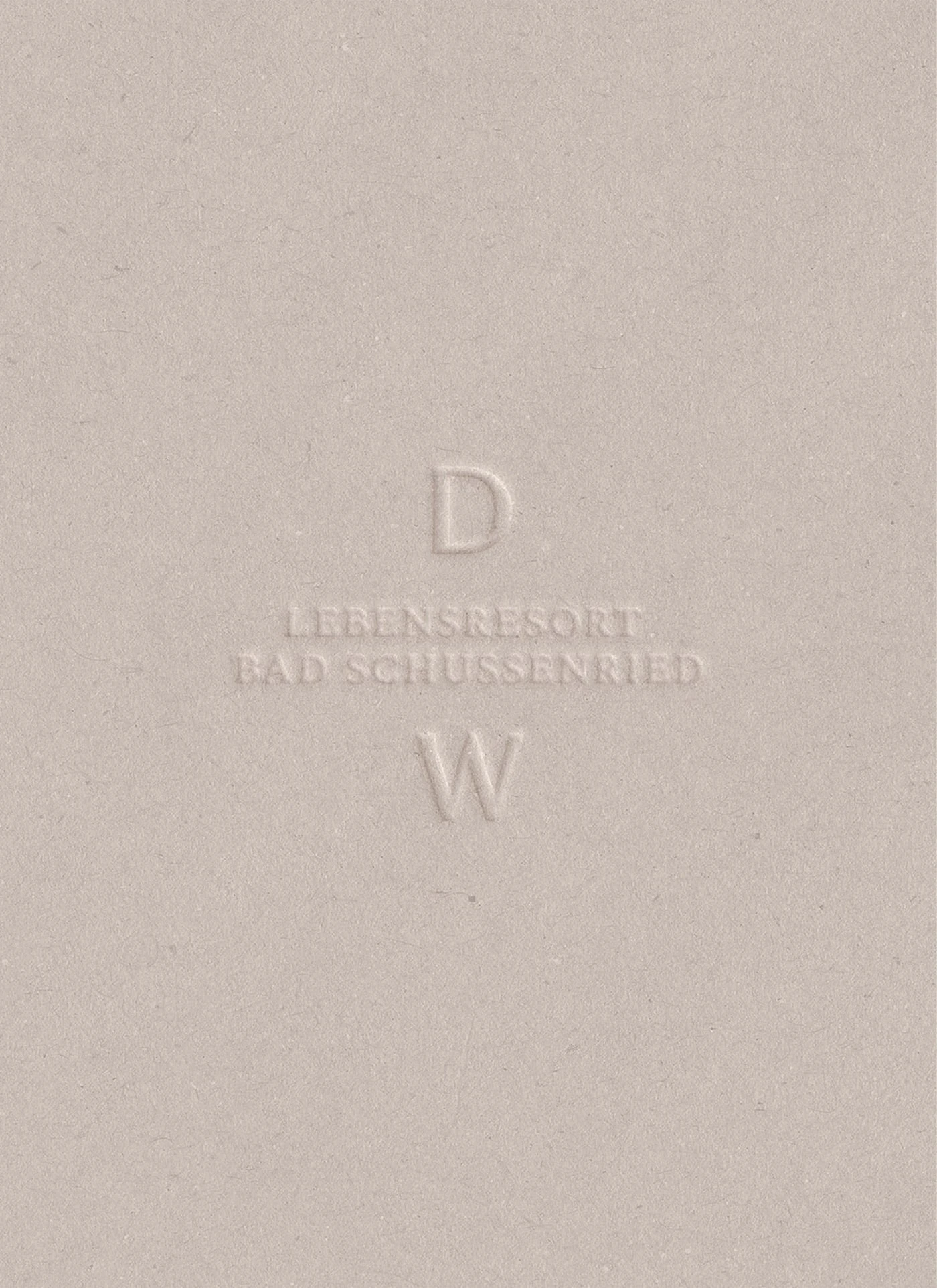 Blindprägung von Monogramm und Schriftzug