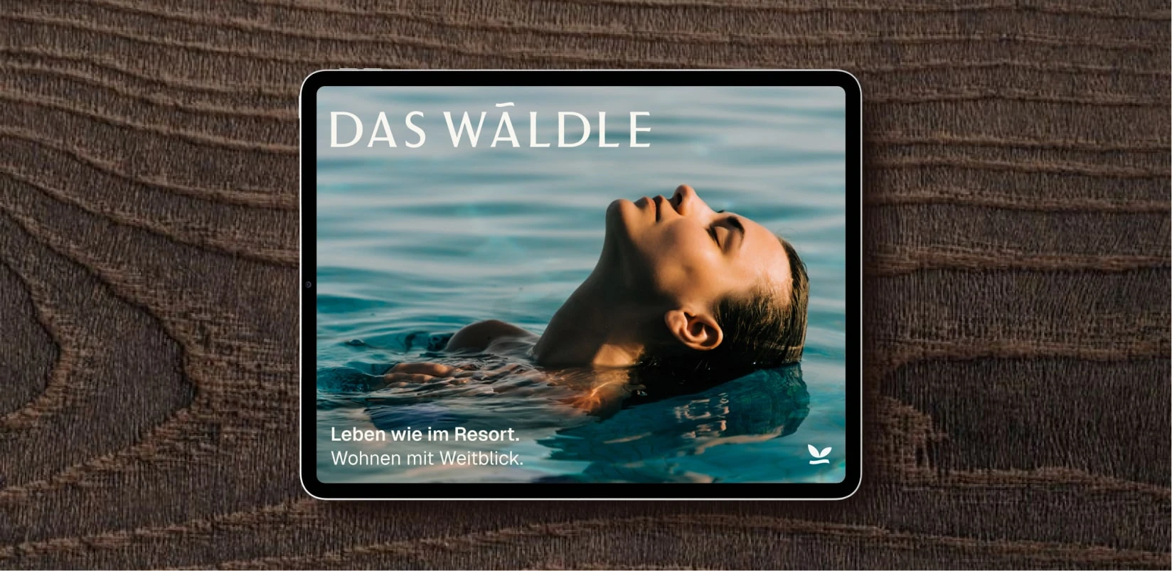 Tablet mit Das-Wäldle-Website auf Holz
