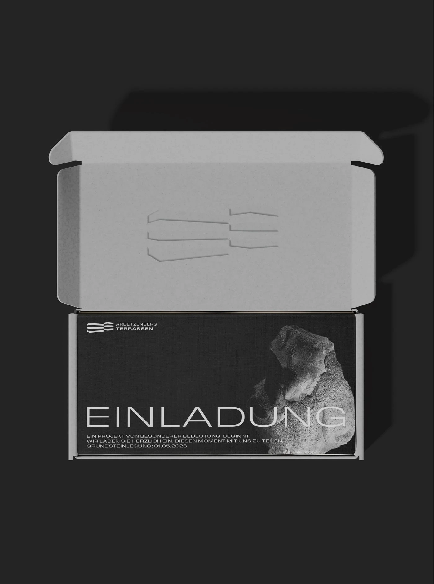 Einladungsbox mit geprägtem Logo